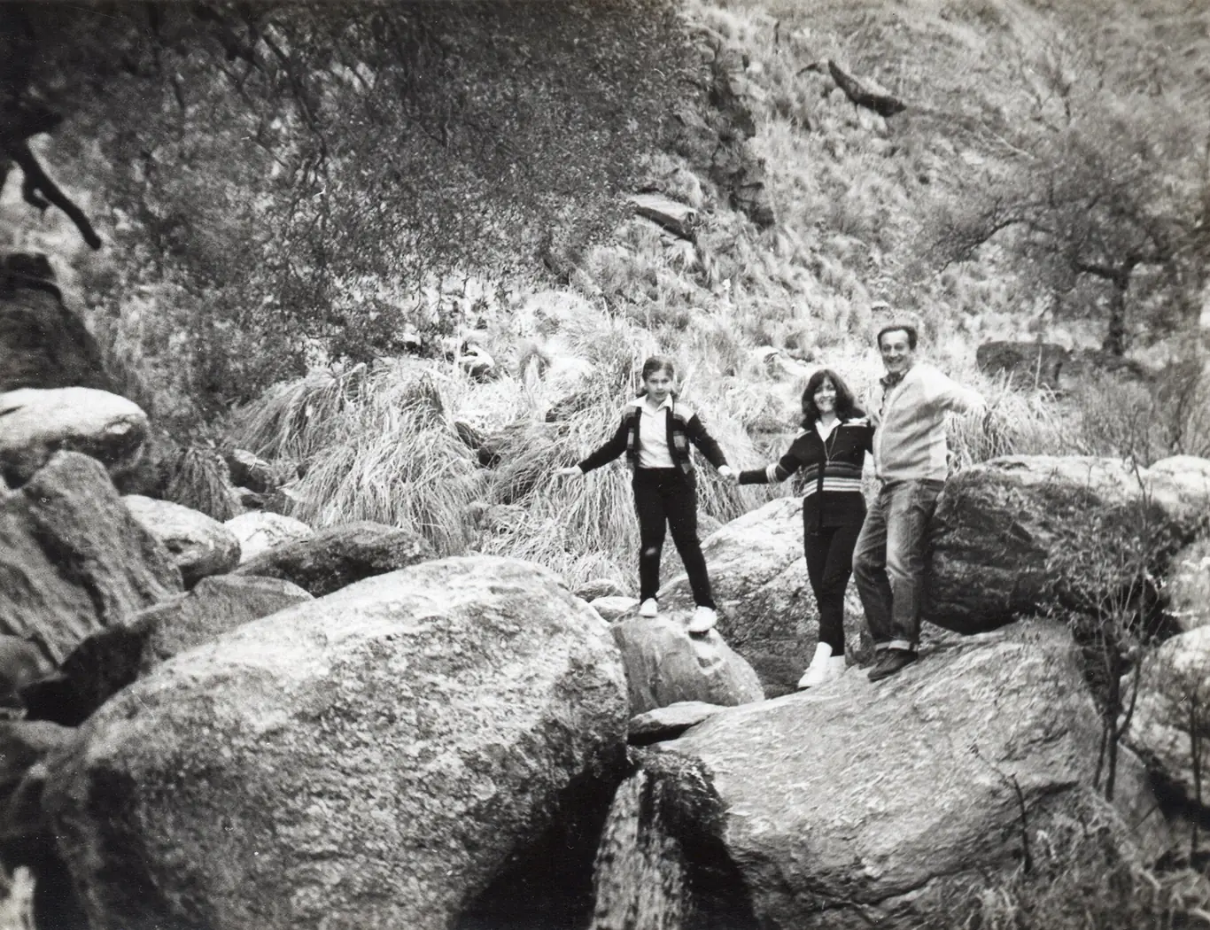 Celina, Roberto y Gloria en el arroyo El Tigre, año 1980